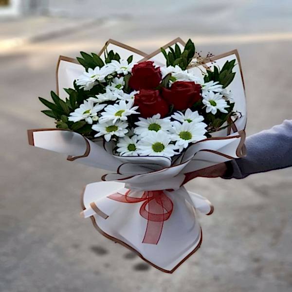 Marmaris Çiçek - 3 Gül ve Beyaz Papatya Buketi
